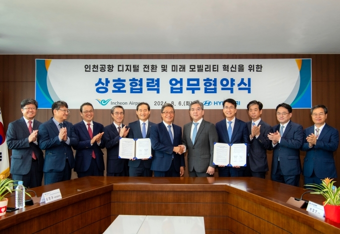 (왼쪽부터) 인천국제공항공사 신가균 기획조정실장, 김창규 미래사업본부장, 주견 인프라본부장, 유구종 운영본부장, 김범호 부사장 직무대행, 이학재 사장, 현대차 장재훈 사장, 전략기획실 김동욱 부사장, 이항수 전무, 박철연 상무, 신승환 상무가 기념 촬영을 하고 있다.