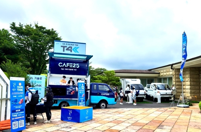 2024 제주삼다수 마스터스에 파트너사로 참가한 GS글로벌의 BYD 1톤 전기트럭 T4K 커피트럭 및 T4K 라인업