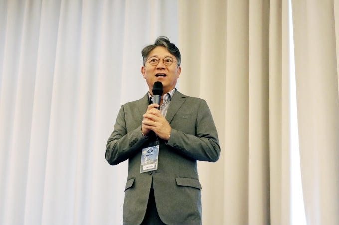 KGM 곽재선 회장이 튀르키예에 이어 독일 딜러들과 콘퍼런스를 갖는 등 글로벌 광폭 행보로 수출 물량 확대에 나섰다.