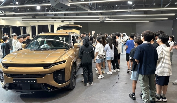 평택새빛초등학교 6학교 학생들이 KG모빌리티 평택공장을 견학하고 있다.