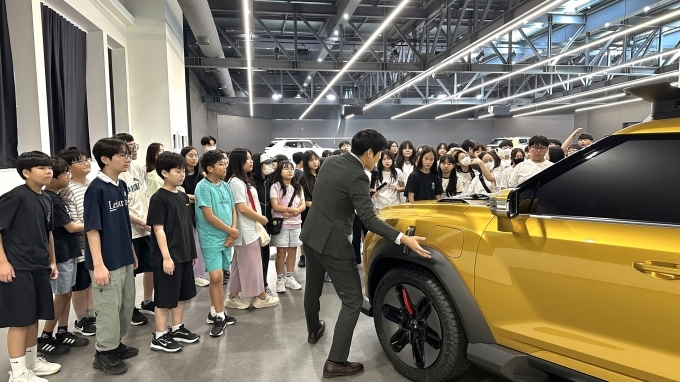 평택새빛초등학교 6학교 학생들이 KG모빌리티 평택공장을 견학하고 있다.