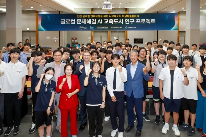 윤명옥 한마음재단 사무총장(가운데 왼쪽), 브라이언 맥머레이 GM 연구개발법인 사장(가운데), 유병윤 한국뉴욕주립대 행정대외협력부총장(가운데 오른쪽)을 비롯해 이 날 발표회에 참여한 교사, 학생 및 GM 임직원들의 모습.