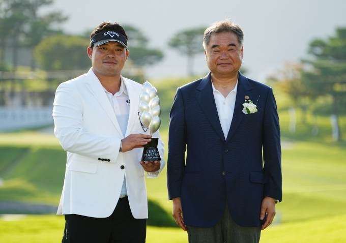 2024 렉서스 마스터즈 시상식 현장에서 초대 챔피언 이승택(왼쪽)과 콘야마 마나부 렉서스코리아 사장(오른쪽)이 우승 트로피와 함께 기념 촬영을 하고 있다.
