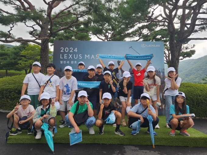 골프 특성화 학교 좌삼초등학교 골프 꿈나무 24명이 ‘2024 렉서스 마스터즈’ 포토존에서 응원 포즈를 취하고 있다.