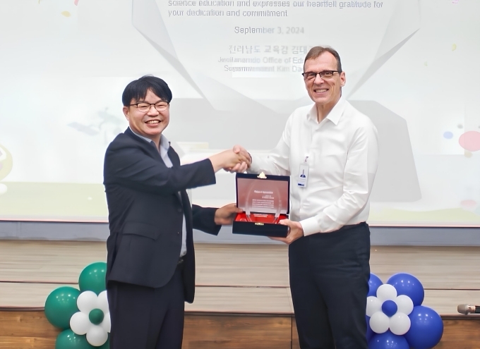 한국바스프가 지역사회 및 과학 교육에 대한 노력을 인정받아 전라남도교육청으로부터 감사패를 수상했다. (좌) 전라남도교육청 박준 미래교육과 과장 (우) 바스프그룹 최고기술책임자(CTO) 슈테판 코트라드