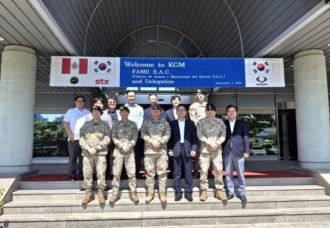 KGM이 페루 육군에 렉스턴 스포츠를 공급한다. 페루 육군 관계자 등이 4일 평택공장을 방문해 간담회를 갖고 생산 라인 투어와 함께 렉스턴 스포츠를 시승했다. (사진 오른쪽 3번째 KGM 박장호 대표이사)