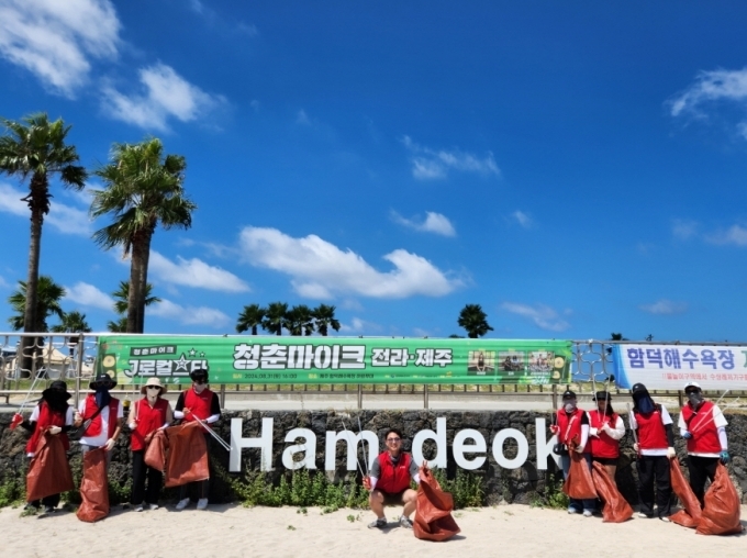 롯데렌탈 및 자회사 임직원들이 지난 8월23일부터 9월11일까지 제주 워킹홀리데이&플로깅 프로그램에 참여해 현장 지원 업무와 플로깅을 진행했다. 참여한 임직원들이 롯데렌터카 제주 오토하우스와 함덕해수욕장에서 기념촬영을 하고 있다.