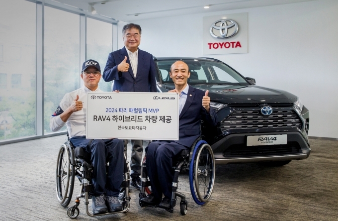 (왼쪽부터) 2024 파리 패럴림픽 대회 MVP 박진호 선수, 한국토요타자동차 대표이사 사장 콘야마 마나부, 대한장애인체육회 정진완 회장
