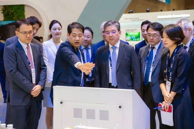 장재훈 현대차 대표이사 사장이 25일 경기도 고양시 킨텍스에서 열린 ‘H2 MEET(H2 Mobility Energy Environment Technology) 2024’ 행사에서 현대차그룹 부스를 둘러보고 있다.