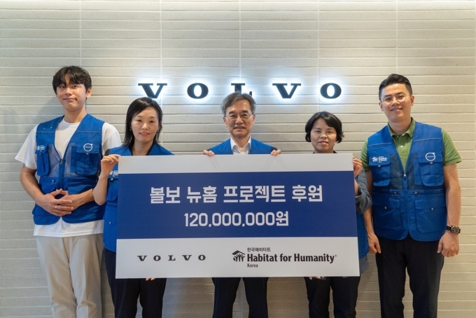 (왼쪽부터) 볼보 뉴홈 빌더즈 1기 봉사단 대표 강동민 (경남대학교) 학생, 볼보그룹코리아 신성은 상무, 한국해비타트 이광회 사무총장, 그룹홈 소풍 정숙이 대표 대리가 ‘볼보 뉴홈 프로젝트 3호’ 발대식에서 기념사진을 촬영하고 있다.