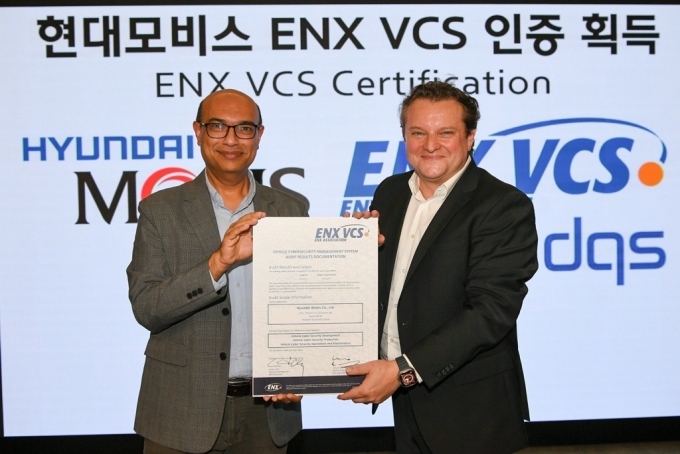 현대모비스가 유럽자동차 제조·공급협회(ENX)로부터 차량 사이버보안인증(VCS)을 취득했다. 25일 경기도 용인에 위치한 기술연구소에서 진행된 인증서 전달식에서 압둘 칼릭 현대모비스 SW혁신전략실장(왼쪽)과 레날드 올리 유럽자동차 제조·공급협회장(오른쪽)이 기념 촬영을 하고 있다.