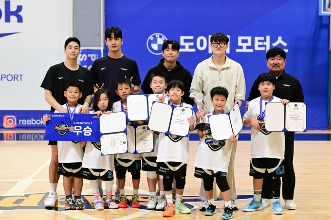 (뒷줄 좌측부터) 서울삼성썬더스농구단 조준희, 차민석, 박민채, 이동엽, 도이치모터스 이보람 이사, (앞줄) 제1회 도이치모터스배 삼성리틀썬더스 농구대회 U-10 우승팀 분당삼성 선수들이 기념촬영을 하고 있다.
