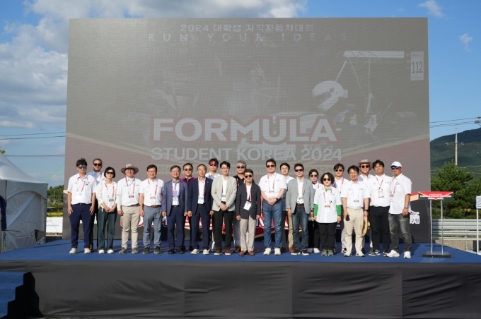 지난 9월 29일 개최된 2024 대학생 자작자동차대회 Formula 부문 시상식에서 한국자동차공학회 전병욱 회장(왼쪽에서 열번째)를 비롯한 내외빈들이 기념 사진을 촬영하고 있다.