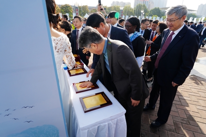 IUCN(국제자연보전연맹)과 체리자동차가 지난 20일 공동으로 개최한 ESG 협약식에서 KGM 곽재선 회장이 핸드프린팅 세리머니를 진행하고 있다.