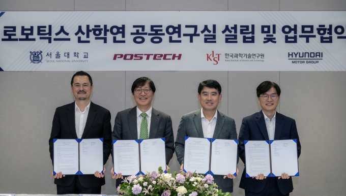 (왼쪽부터) POSTECH 산학협력단 김종규 단장, 서울대학교 공과대학장 김영오 교수, 현대차·기아 R&D본부장 양희원 사장, 한국과학기술원 AI·로봇연구소 김익재 소장이 기념촬영을 하고 있다.