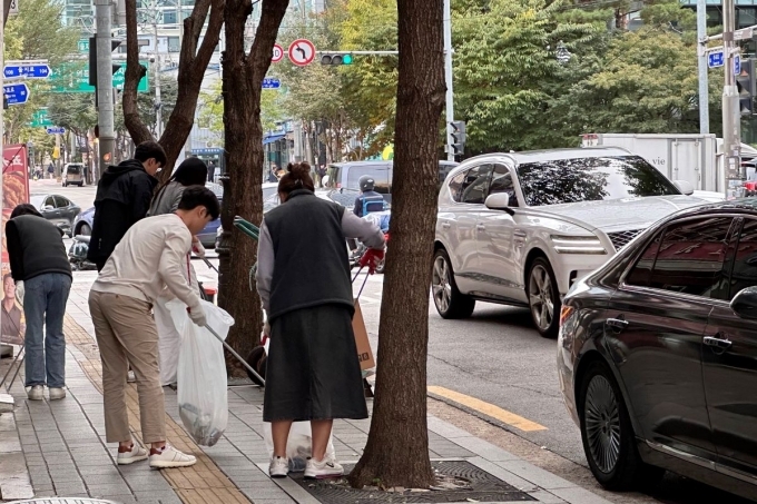 국내 최대 직영중고차 플랫폼 기업 K Car(케이카) 임직원들이 본사가 위치한 서울 중구 을지로 일대에서 ESG 경영 및 사회공헌 활동의 일환으로 플로깅 활동을 하고 있다.
