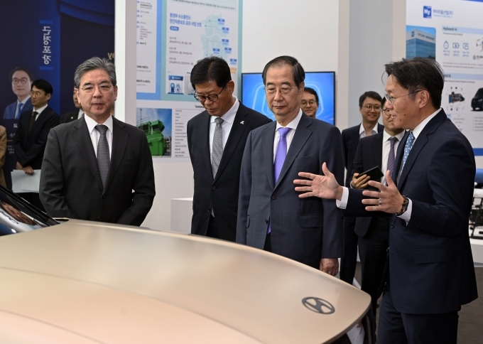 (왼쪽부터) 현대자동차 장재훈 사장, 김재홍 한국수소연합 회장, 한덕수 국무총리, 현대자동차 전동화에너지솔루션 담당 김창환 전무가 '제3회 수소의 날' 기념식에 전시된 현대자동차의 수소전기차 콘셉트카 '이니시움'을 살펴보고 있다.