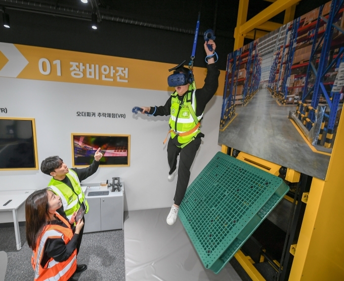 현대모비스 직원들이 위험상황을 가상으로 체험하고 적재 및 하역장비 사용 안전 수칙을 배우는 등 다양한 안전교육을 받고 있다.