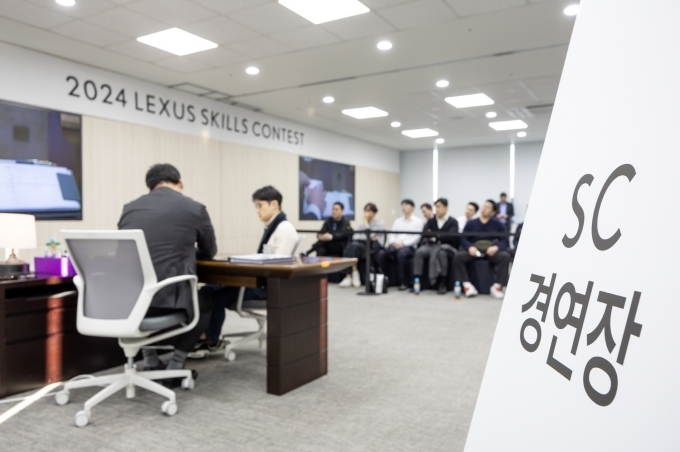 2024 렉서스 스킬 콘테스트에서 참가자가 세일즈 컨설턴트 부문 경연을 펼치고 있다.