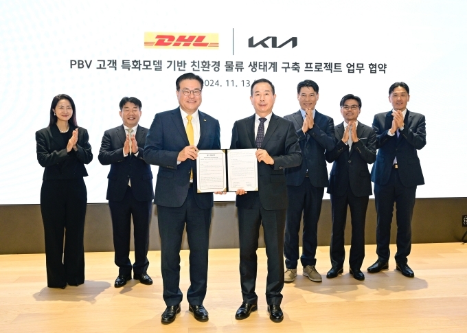 (왼쪽부터) DHL 코리아 구매본부 정예경 상무, DHL 코리아 업무본부 정상훈 본부장, DHL 코리아 한지헌 대표, 기아 국내사업본부장 정원정 부사장, 기아 국내PBV사업실 박경업 상무, 기아 판매솔루션실 문영도 실장, 기아 PBV사업개발실 정철희 상무