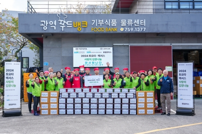 주제주일본국총영사관 다케다 가쯔토시 총영사(가운데 왼쪽), 한국토요타자동차 나카하라 토시유키 부사장(가운데 오른쪽)과 토요타 · 렉서스 제주 딜러 사 동일모터스 임직원들이 참여한 제주사회복지협의회 김장나눔 현장