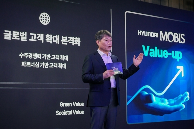 현대모비스 이규석 사장이 19일 여의도 페어몬트 호텔에서 열린 ‘2024 CEO 인베스터 데이’ 발표자로 나서 사업 방향성과 전략을 발표하고 있다.