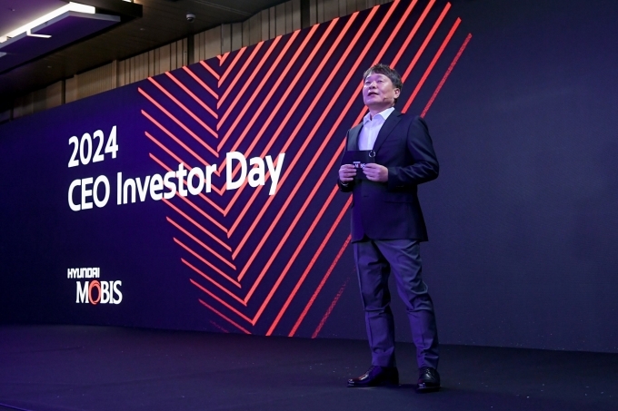 현대모비스 이규석 사장이 19일 여의도 페어몬트 호텔에서 열린 ‘2024 CEO 인베스터 데이’ 발표자로 나서 사업 방향성과 전략을 발표하고 있다.