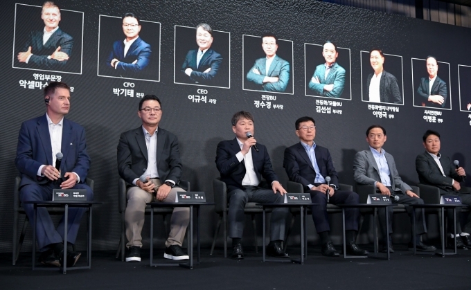 19일 여의도 페어몬트 호텔에서 열린 ‘2024 CEO 인베스터 데이’에서 Q&A 세션 패널로 나선 현대모비스 경영진이 참석자들의 질문에 답하고 있다. (왼쪽부터) 악셀 마슈카 영업부문 부사장, 박기태 재경부문 전무, 이규석 사장, 정수경 전장BU 부사장, 김선섭 전동화/모듈BU 부사장, 이영국 전동화엔지니어링실 상무.