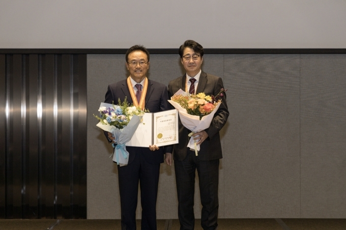 21일 자동차공학대상을 수상한 고려대학교 선우명호 석좌교수(왼쪽)
