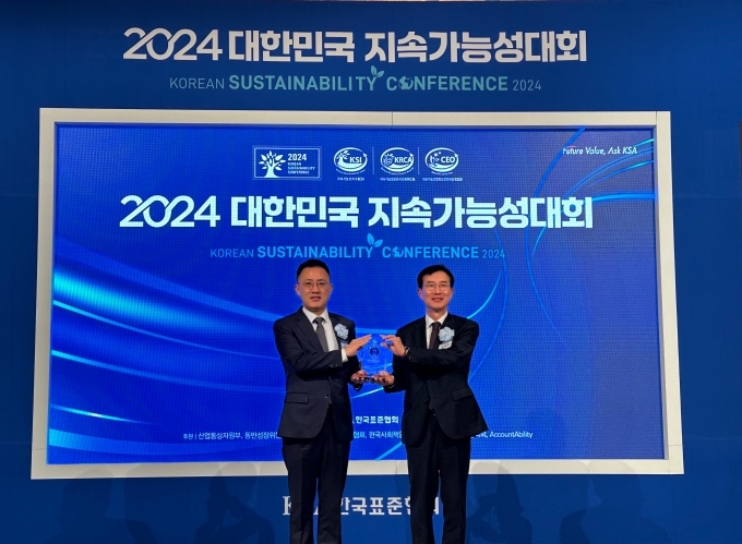 서울 소공동 롯데호텔에서 개최된 시상식에서 (왼쪽부터) 유정선 금호타이어 미래성장사업담당 상무, 문동민 한국표준협회장이 기념사진을 촬영하고 있다.