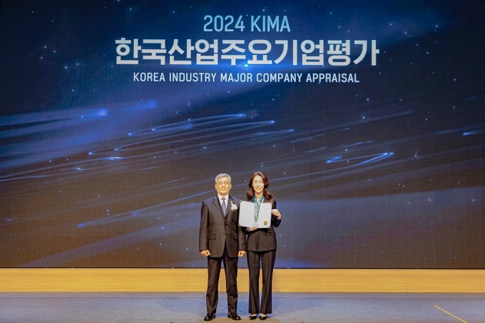 (좌로부터) KCA 한국소비자평가 송영재 회장, 메르세데스-벤츠 코리아 최유미 법인영업, 인증중고차 및 밴 부문 상무가 기념촬영을 하고 있다.