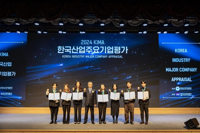 (좌로부터 세번째) 메르세데스-벤츠 코리아 최유미 법인영업, 인증중고차 및 밴 부문 상무, (네번째) KCA 한국소비자평가 송영재 회장이 기념촬영을 하고 있다.