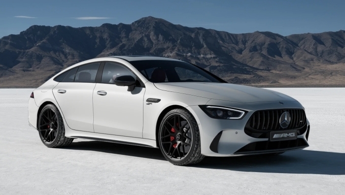 메르세데스-AMG GT 43 4MATIC+ 그레이트 화이트 에디션