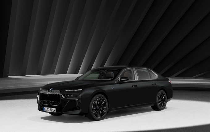 BMW 740i xDrive M 스포츠 프로 인디비주얼 올 블랙 에디션