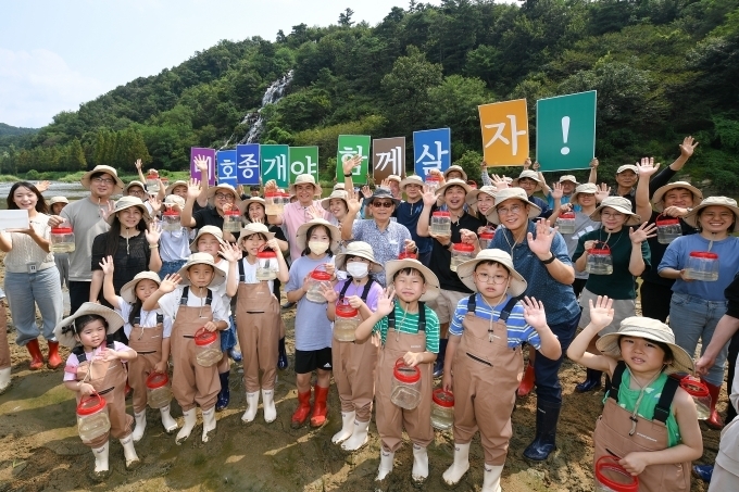 현대모비스가 지난 8월23일 충북 진천군 초평면 미르숲에서 멸종위기종인 미호종개 방류행사를 진행했다.