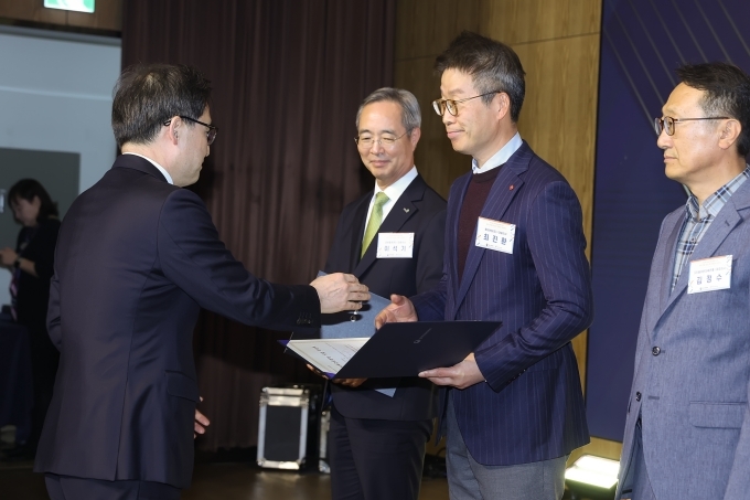 9일 서울 송파구 소재 롯데호텔 월드에서 열린 2024년 소비자중심경영(CCM) 인증서 수여식에서 한기정 공정거래위원장(왼쪽)이 최진환 롯데렌탈 대표이사 사장에게 인증서를 수여하고 있다. 출처 = 롯데렌탈