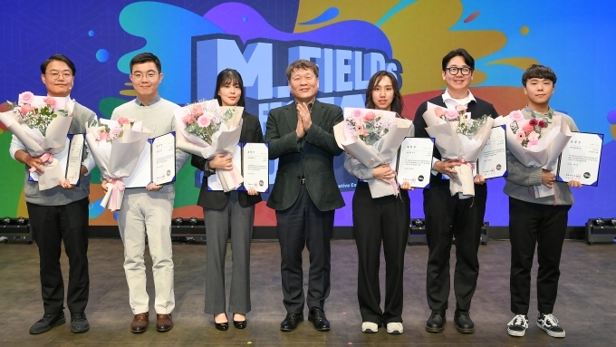 현대모비스 이규석 사장이 ‘2024 엠필즈 페스타’에 참석해 우수 아이디어로 선정된 직원들에게 상장을 수여하고 격려했다.