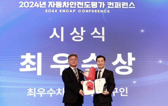 지난 26일 서울시 용산구 나인트리 프리미어 호텔에서 진행된 ‘2024 자동차안전도평가 콘퍼런스’에서 메르세데스-벤츠 코리아 이상국 세일즈 부문 총괄 부사장(사진 오른쪽)이 국토교통부 모빌리티자동차국 전형필 국장(사진 왼쪽)으로부터 최우수상을 받고 기념 촬영을 하고 있다.
