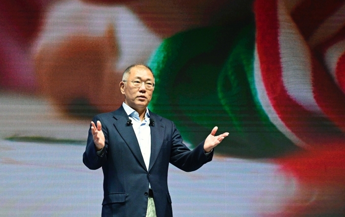 현대차그룹 2025년 신년회에서 그룹 임직원들에게 새해메시지를 전하고 있는 정의선 회장