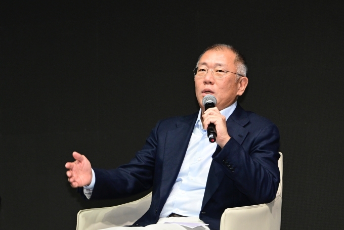 현대차그룹 2025년 신년회에서는 정의선 회장과 그룹 경영진들이 올해 경영환경과 그룹의 방향성에 대해 임직원들에게 직접 설명하는 'HMG 라운드 테이블'이 열렸다. HMG 라운드 테이블에서 질문에 답하고 있는 정의선 회장