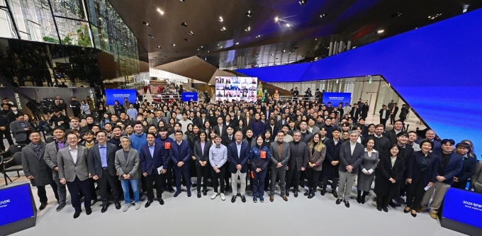 현대차그룹 2025년 신년회에서 정의선 회장과 경영진, 임직원들이 기념촬영하고 있다.