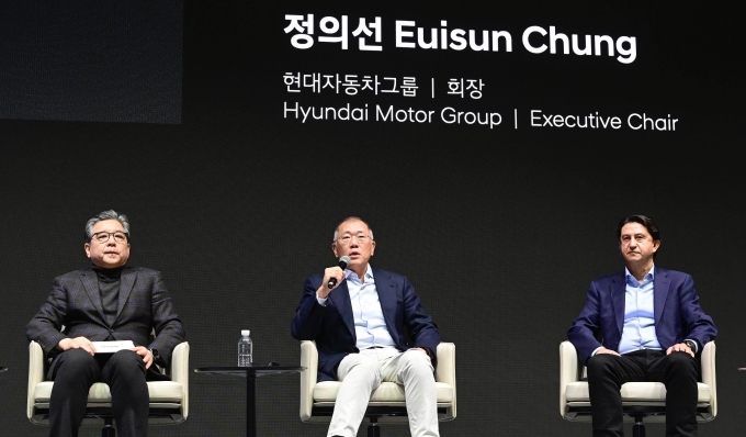 현대차그룹 2025년 신년회에서는 정의선 회장과 그룹 경영진들이 올해 경영환경과 그룹의 방향성에 대해 임직원들에게 직접 설명하는 'HMG 라운드 테이블'이 열렸다. HMG 라운드 테이블에서 질문에 답하고 있는 정의선 회장