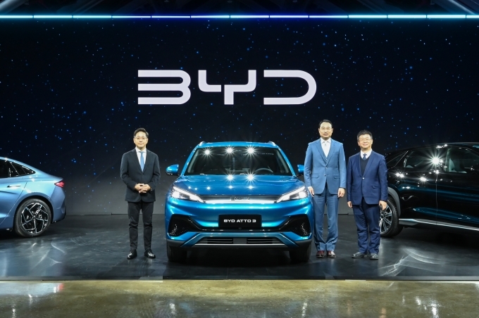 (왼쪽부터) BYD코리아 승용사업 부문 조인철 대표, BYD 아시아태평양 자동차 영업사업부 류쉐량(劉学亮) 총경리, BYD코리아 딩하이미아오(丁海苗) 대표