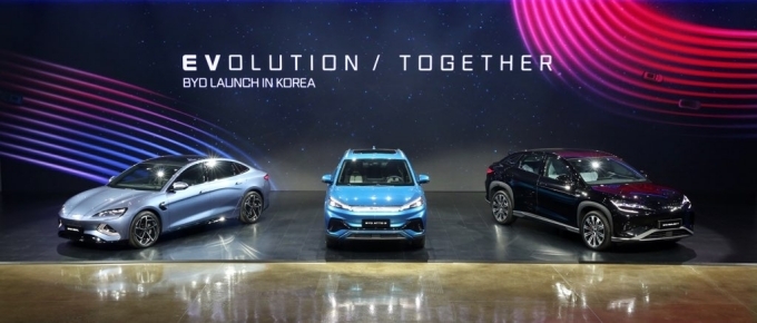 (사진 왼쪽부터) 퍼포먼스 중형 전기세단 BYD 씰(SEAL), 소형 전기SUV BYD 아토 3(ATTO 3), 중형 전기SUV BYD 씨라이언 7(SEALION 7)