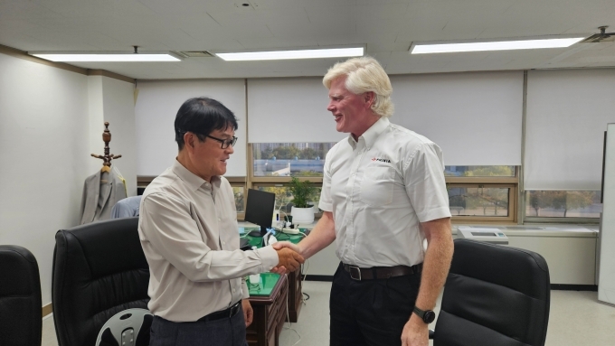 (왼쪽부터) KGM 권용일 기술연구소장, 피니아 토드 앤더슨 연구개발부문총괄부사장이 기념사진을 찍고 있다.