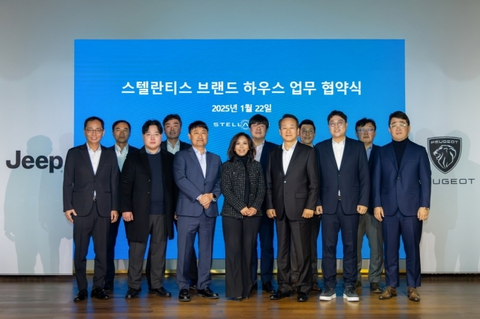 스텔란티스코리아 방실 대표와 파트너 딜러 사장단이 사진촬영을 하고 있다.