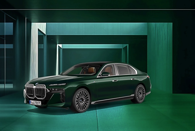 BMW 750e xDrive M 스포츠 인디비주얼 페리도트 그린 에디션