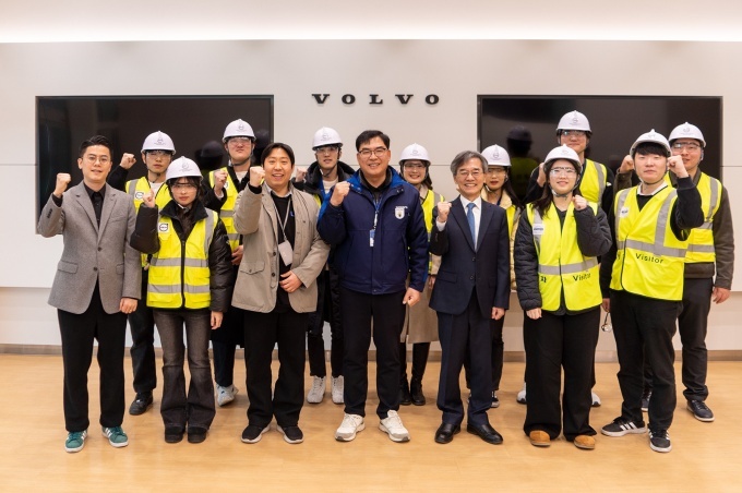 볼보 뉴 홈 프로젝트 3호에 참여한 볼보그룹코리아 대학생 봉사단 볼보 뉴홈 빌더즈 1기 학생들이 기념사진을 찍고 있다. (사진제공: 볼보그룹코리아)
