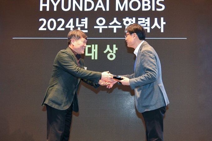현대모비스는 지난 21일 제주 해비치 호텔에서 협력사 대표 220여명을 초청해 ‘2025 파트너스 데이’를 개최하고, 우수협력사에 대한 시상을 진행했다. 이날 행사에서 이규석 현대모비스 사장은 “진정성 있는 소통으로 협력사와 함께 하는 선순환 체계를 구축하겠다”고 강조했다.