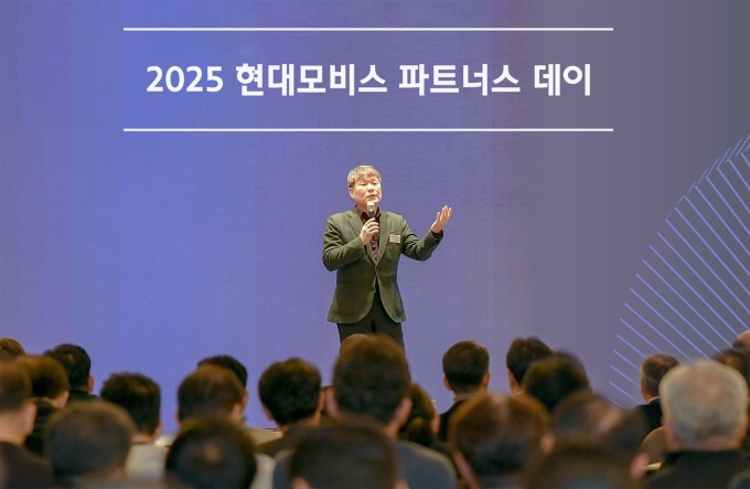 현대모비스는 지난 21일 제주 해비치 호텔에서 협력사 대표 220여명을 초청해 ‘2025 파트너스 데이’를 개최하고, 우수협력사에 대한 시상을 진행했다. 이날 행사에서 이규석 현대모비스 사장은 “진정성 있는 소통으로 협력사와 함께 하는 선순환 체계를 구축하겠다”고 강조했다.